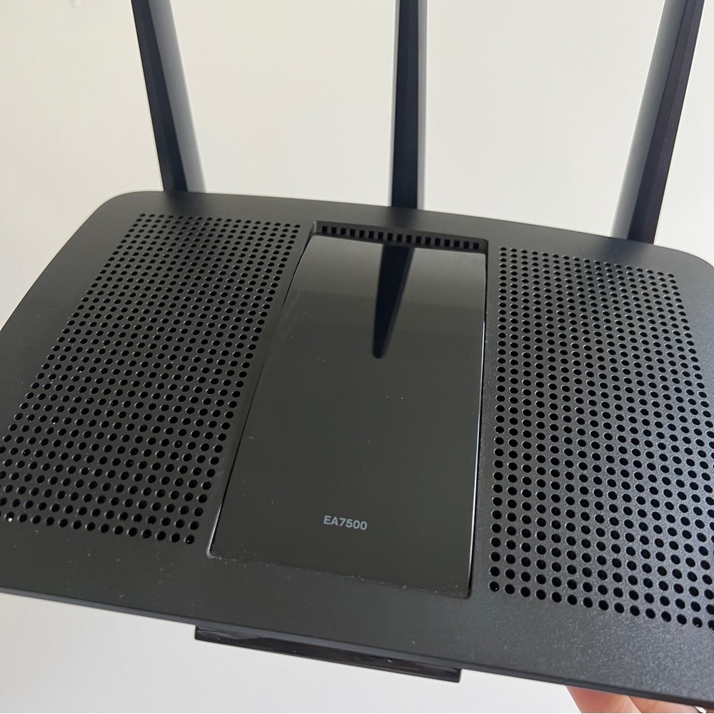 LINKSYS EA7500 V2 dual band 880 MHz wifi router for home